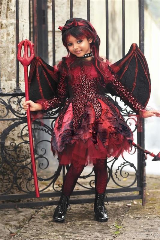 gotisk liten djävulskostym sammansatt av en paljettklänning och tyllklänning med tutukjol, par vingar och en djävulspik, halloweenkostymidé för flicka i lilla gotiska djävulen