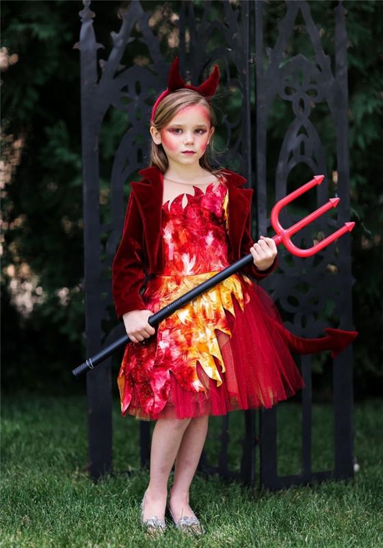 halloween tjejkostym bestående av en vacker röd klänning med flammönstrad tutukjol, sammetjacka och djävulens gaffel