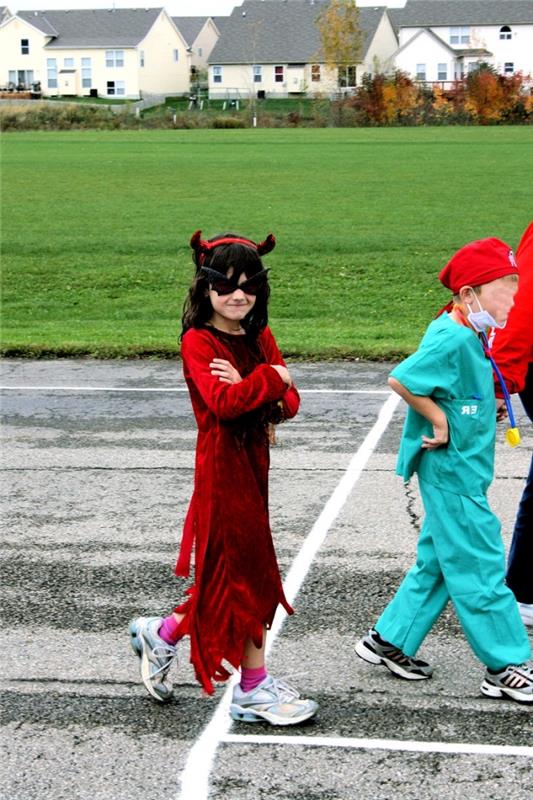 matchande sammet liten djävulskostym med sneakers och ett djävulshorn pannband, tjej sista minuten halloween kostym idé