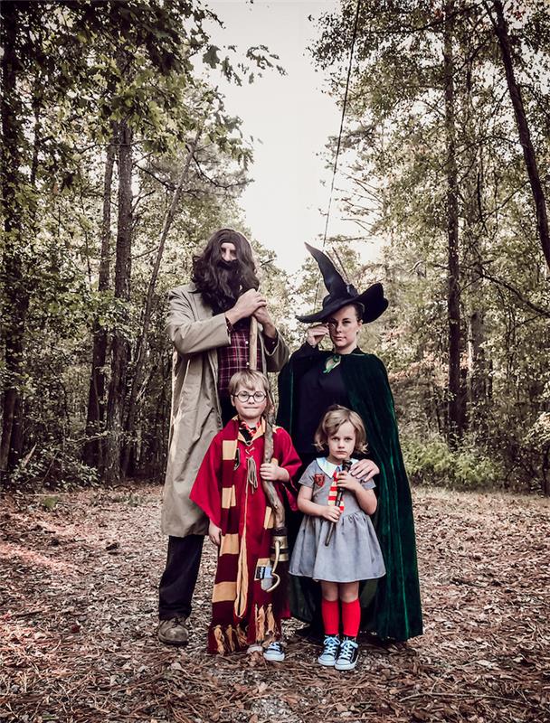 originálny kostým v štýle harryho pottera rodina v lese s čarodejnicou otcom s dlhou bradou a dvoma deťmi