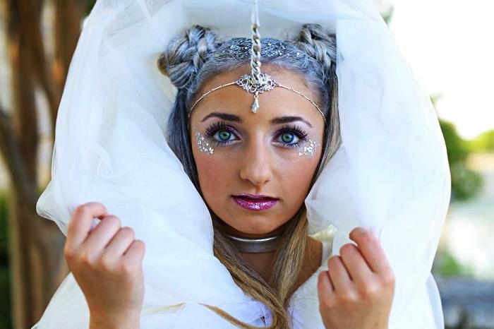 enhörning look iriserande smink i nyanser av lila med glitter under ögonen, festival frisyr med dubbla flätade bullar