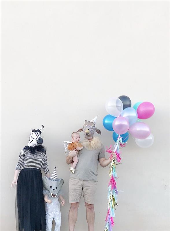 smiešny kostým ako párty zvieratá, rodinná maska ​​s mnohými balónikmi vetrobielej stene