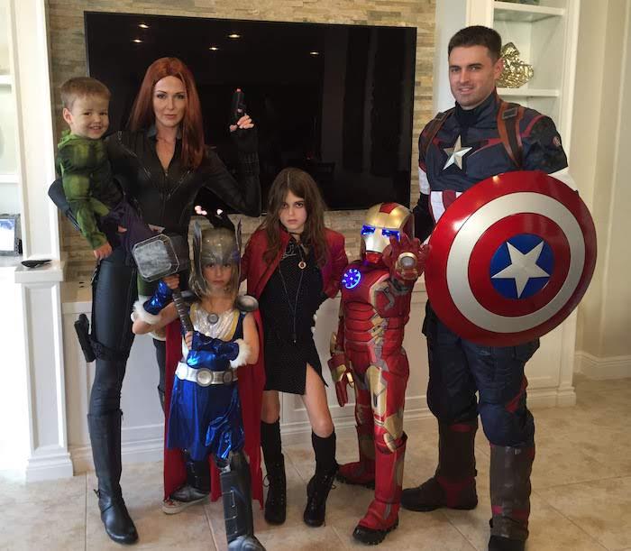 superhrdinský kostým avengers párty otec s matkou s červeným štítom v čiernom koženom kostýme