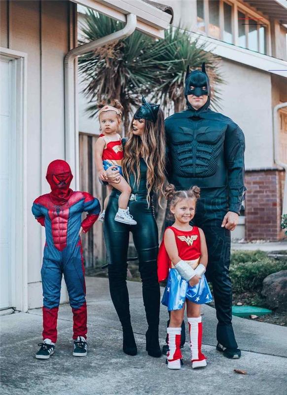 kostým super hrdinu pre rodinu ako spiderman batman a mačička