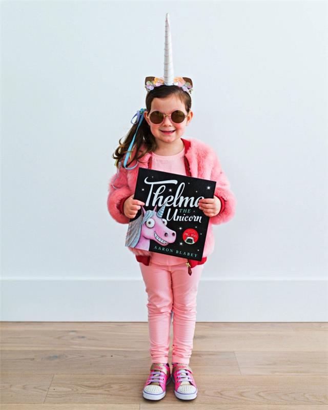 unicorn girl costume to make yourself, helrosa outfit kombinerat med ett enhörningshårband och en mångfärgad ullfläta som enhörningssvans