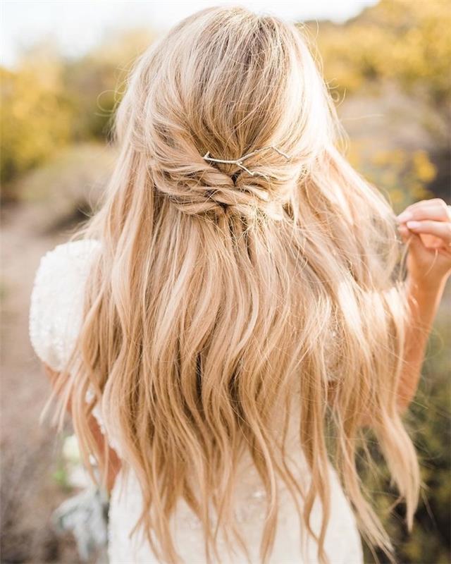 halv fläta på långt vågigt hår blond färg, enkel brudfrisyridé