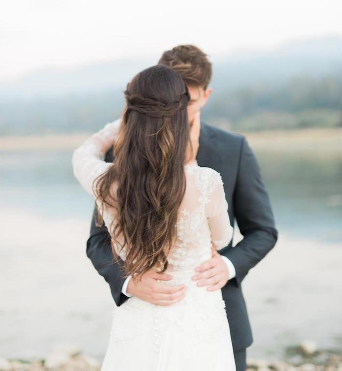 príklad korunky vrkoča s bočnými prameňmi na dlhých vlnitých hnedých vlasoch, svadobných šatách s dlhým rukávom