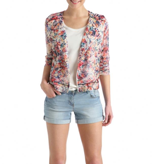 kort-denim-blommig-dragkedja-jacka-kvinna-mångfärgad-vacker-dag-outfit-vår-2015
