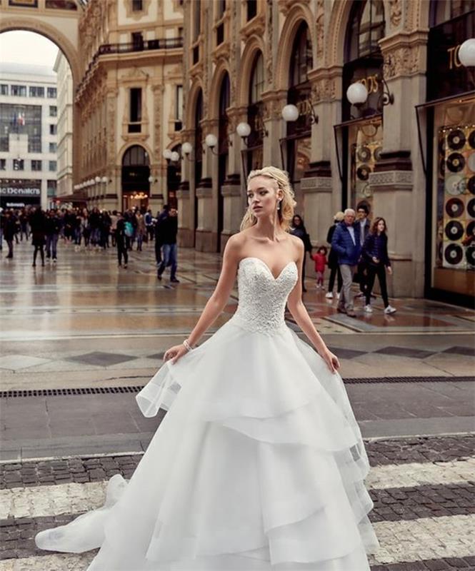 spets-bröllopsklänning-enkel-väldigt-snygg-för-snygg-bröllop-i-Milano