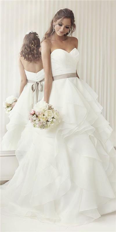 spets-bröllopsklänning-enkel-väldigt-snygg-för-snygg-bröllop