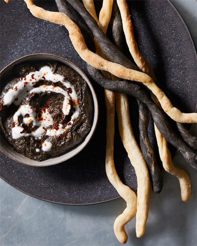 vlnité zápalky a čierny tahini dip s creme fraiche a baklažánom