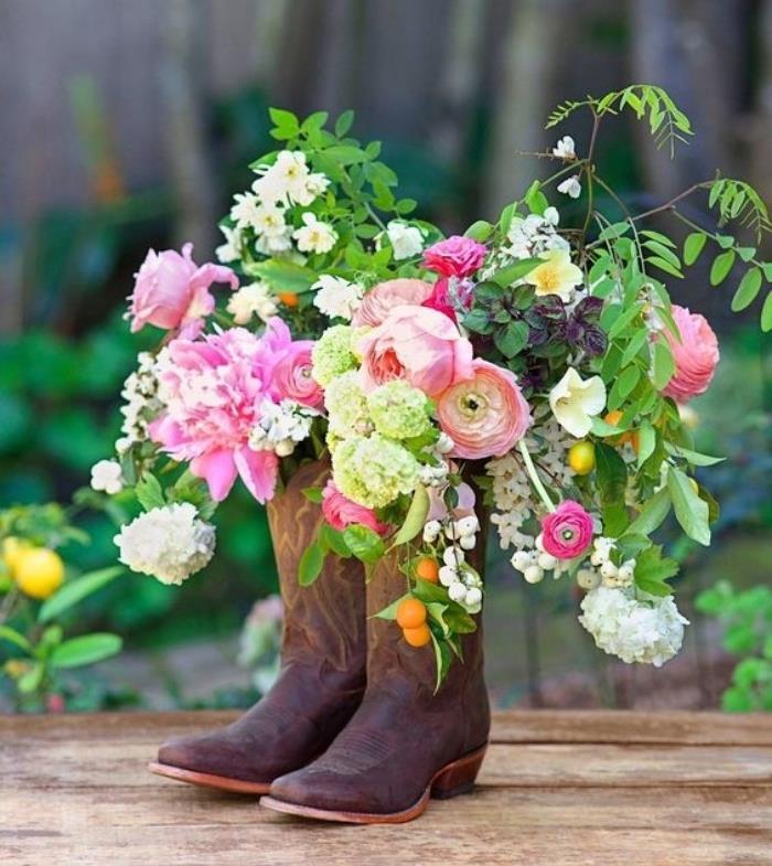 انقاذ الأحذية الجلدية القديمة بأيديهم ، مليئة باقات الزهور الريفية ، خدعة تزيين بسيطة