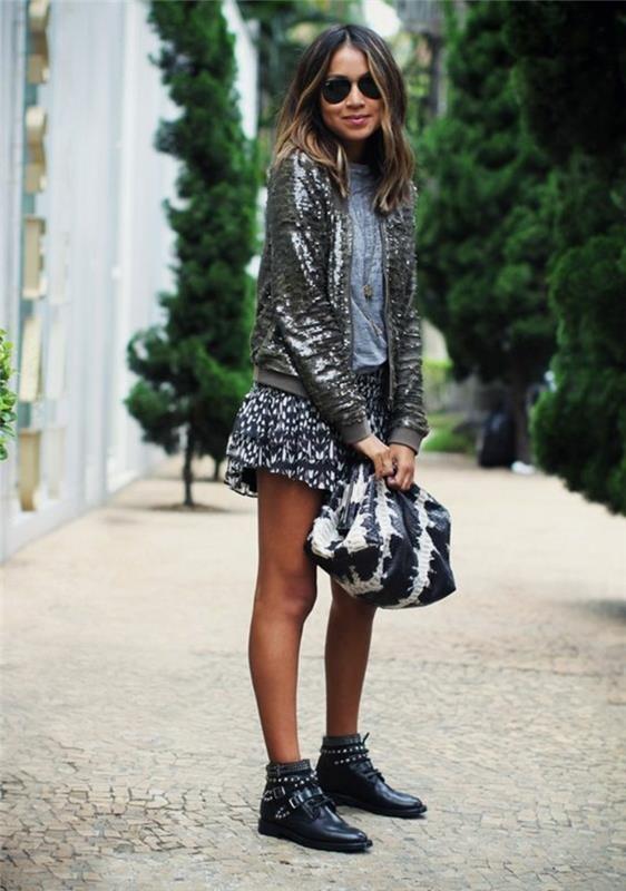 trendigt-svart-fotled-stövlar-dubbade-skor-tryckt-kjol-grå-t-shirt