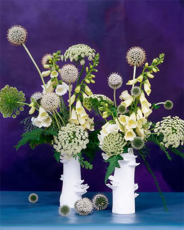 kytice na ozdobu neskorého stolu na modrom stole s fialovým pozadím jednoduchý domáci nápad na neskorý brunch
