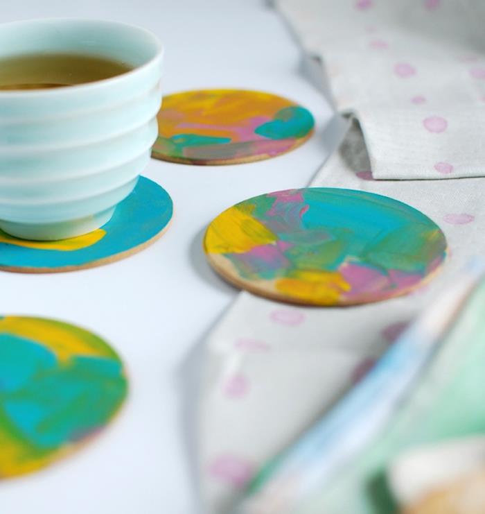 namaľujte farebné podložky pod kutily na šálky kávy a čaju, jednoduchú aktivitu ku dňu matiek