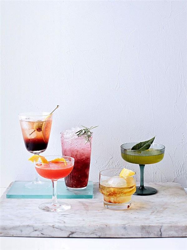 rôzne koktaily na neskoré raňajky na mramorovom stole, negroni mojito a kozmopolitné