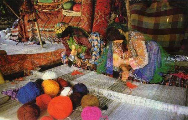 kreativa-iranska-kvinnor-göra-mattor