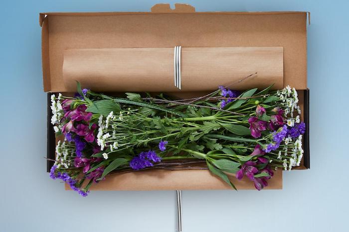 blommor att skicka i brevlådan med ett originalt presentförpackningspapper för inneslutning