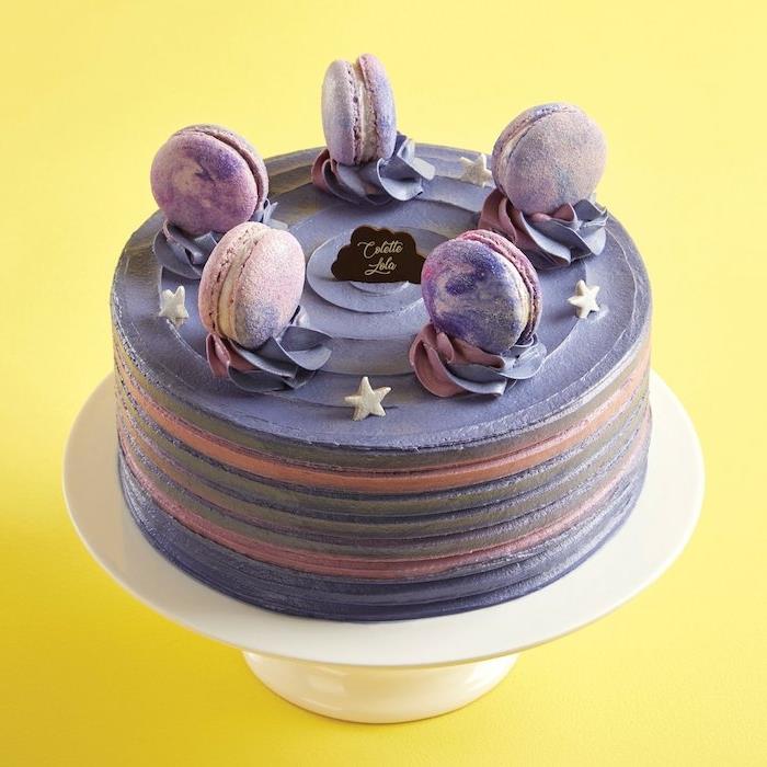 jednoduchá a originálna torta s tematikou galaxií, ozdobte tortu makronkami a ružovým a purpurovým krémom