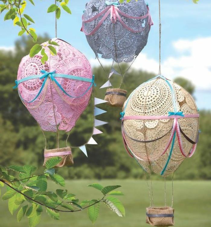 ballonger gjorda med doilies, rosa, elfenben och blå, idé för barnfödelsedagsdekoration, spetsdekoration