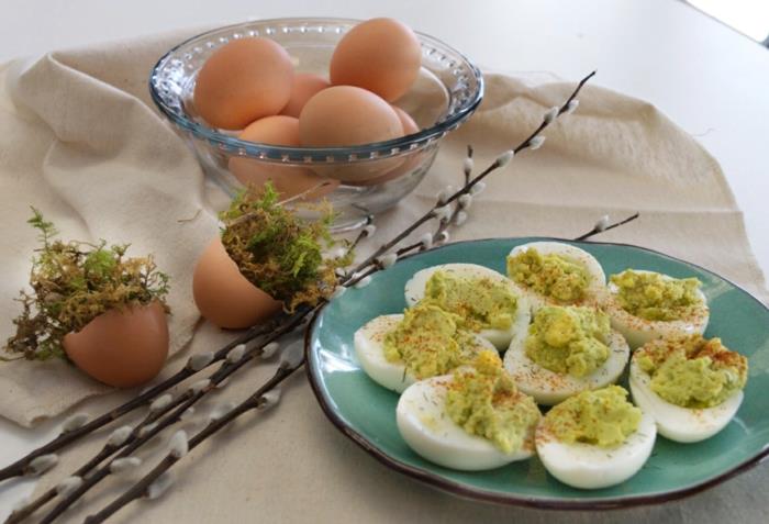 variation av mimosaägg, ägg fyllda med avokado och citronsaft, påskrätt att förbereda för påskmåltiden
