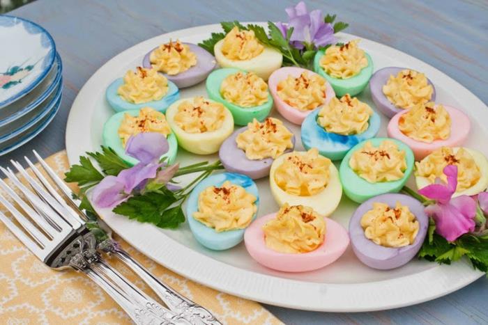 mimosaägg i målade äggvitor, beströdda med paprika, exempel påskrätt, påskmåltid