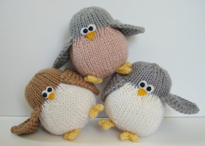 pingviner-stickade-i-grå-och-vit-brun-rosa-idé-filt-gör-det-själv-rörliga-ögon-och-stickade-gula fötter