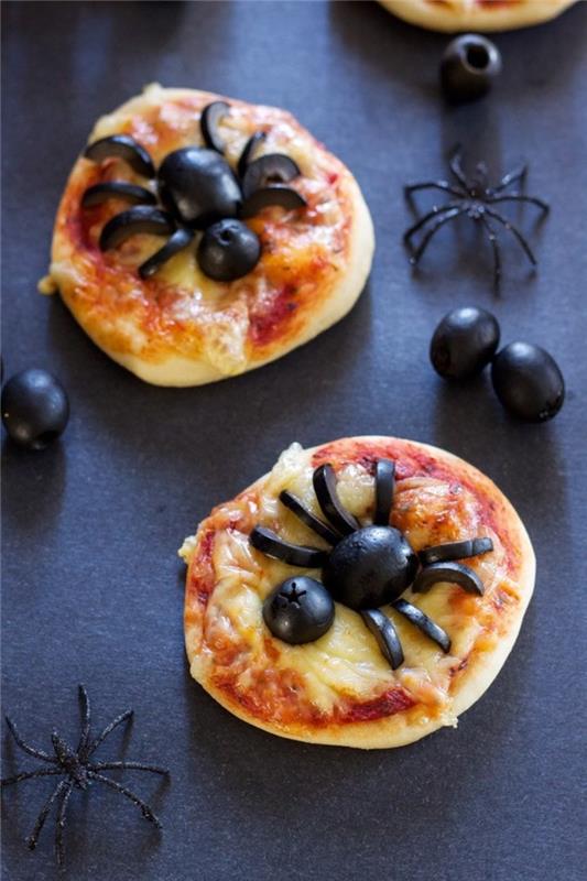 Ľahko pripraviteľné malé pizze s olivovými pavúkmi na Halloween