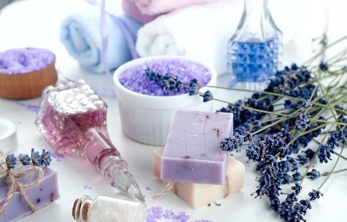 lavendelbaserade kosmetika tvålar, parfymer och salter vad man ska göra med lavendel