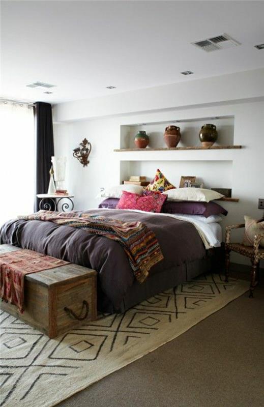 بيج-سرير-سرير-غرفة نوم-ملون-وسائد-ابيض-جدار-ابيض-سقف