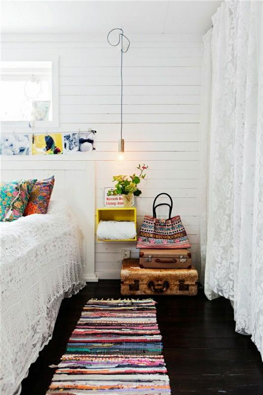 بجانب السرير-لون-بيج-خشبي-معلق-حائط-مصباح-سرير-خزانة-اصفر-زهور