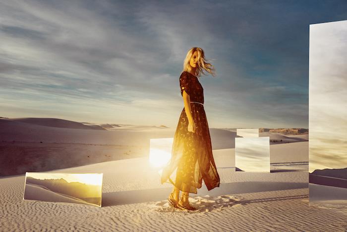 الصحراء مع المرايا فن الصورة امرأة شقراء ، فستان طويل بوهيمي ، فستان طويل للمرأة ، الزي غير الرسمي