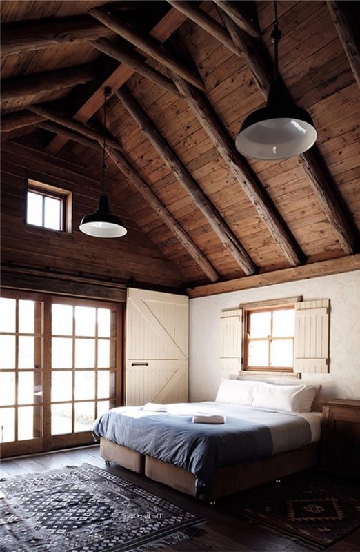 príklad chaty v štýle chaty, dekorácie spálne z bieleho a tmavého dreva s vysokým stropom a podlahou z tmavého dreva