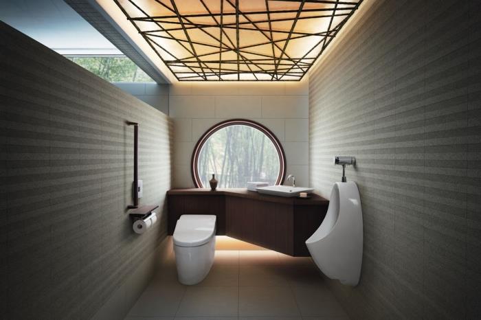 súčasné usporiadanie malej kúpeľne, moderný dizajn kúpeľne so sivými stenami s akcentmi z tmavého dreva