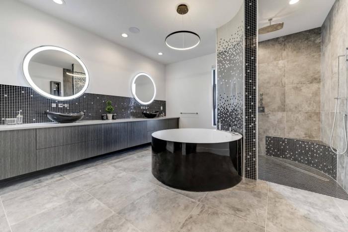 moderné usporiadanie kúpeľne v bielej a šedej farbe s čiernymi akcentmi, usporiadanie kúpeľne so sprchovacím kútom