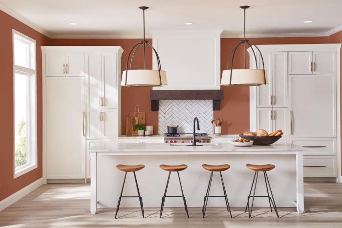 biela kuchyňa dizajn centrum ostrov rozloženie terakotová farba farba drevo a kovová barová stolička biely kuchynský nábytok