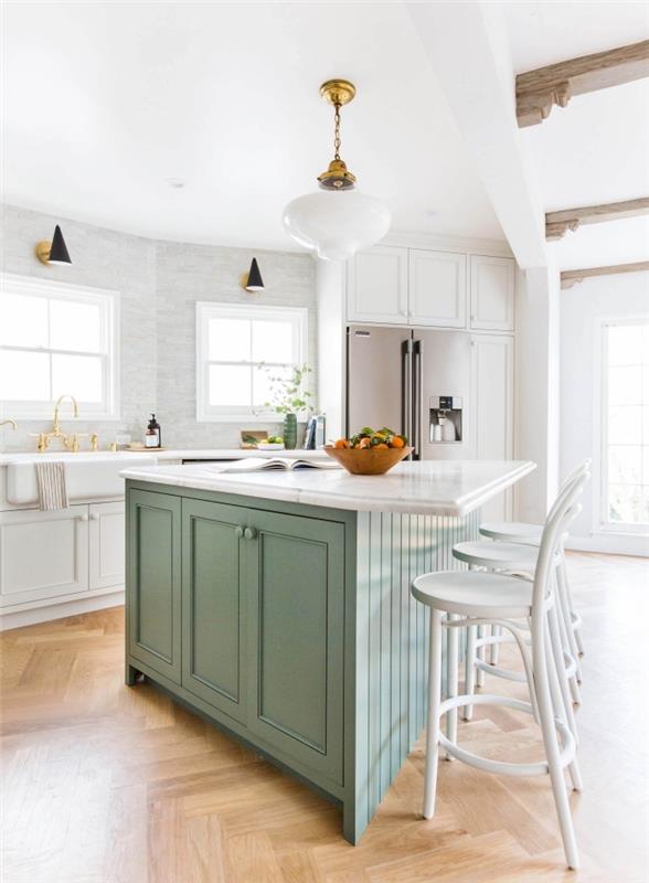 تصميم المطبخ مع جزيرة بألوان الباستيل الخضراء والأبيض ، وديكور المطبخ بجدران رمادية فاتحة وأرضيات خشبية