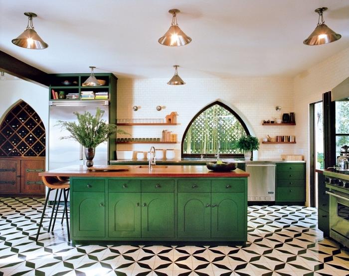 تصميم مطبخ واسع بطول الجزيرة المركزية ، فكرة زخرفية لمطبخ أبيض مع أثاث أخضر وخشب