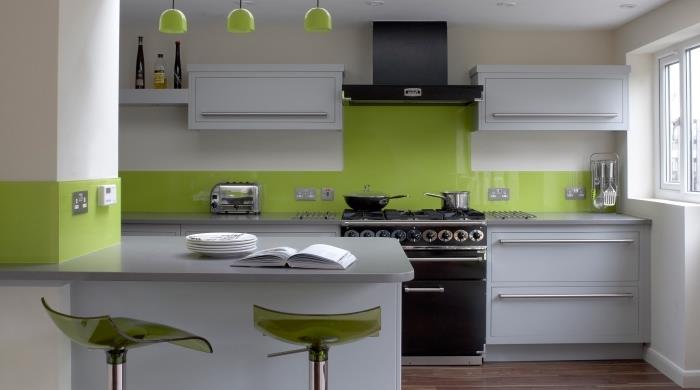 كيفية ترتيب مطبخ حديث بطول جزيرة بار ، فكرة عن اللون الأخضر التكميلي