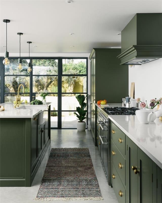 فكرة اللون الأخضر التكميلية لتأثيث مطبخ حديث بجدران بيضاء مع خزائن خضراء