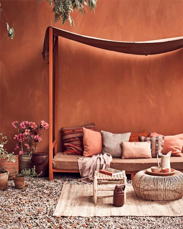 exteriérový dizajn záhradná výzdoba exotický štýl drevený nábytok kvetináč terakota ako spojiť farbu terakoty so svetlo ružovou a hnedou