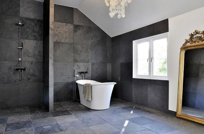 badrumsinredning med mörka väggar och golv kombinerat med ett vitt tak och en barock gyllene spegelmodell