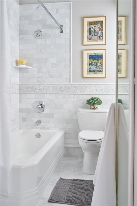 litet badrum 4m2 med badkar dusch, väggdekoration idé med gyllene bildramar