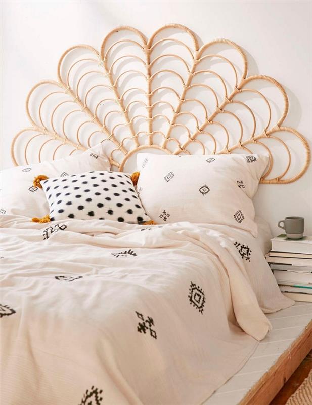 malá výzdoba spálne v bielej a dreve, originálna myšlienka čela v tvare páva, rozloženie spálne s kokonovou posteľou