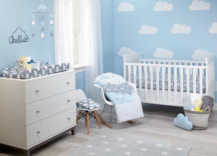 modrá tapeta na stenu s bielymi mrakmi, výzdoba spálne pre novorodencov s bielym nábytkom