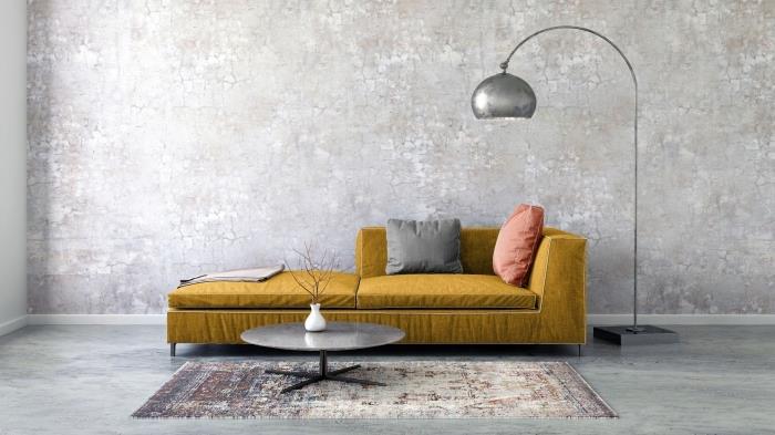 grå och gul vardagsrum deco idé, senap gul soffa modell dekorerad med kuddar, silver golvlampa modell