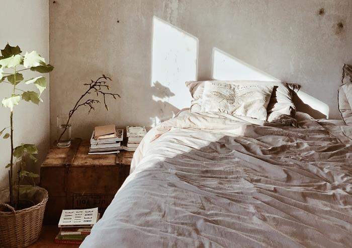 التصميم الداخلي الديكور البسيط الألوان الترابية أفكار غرف النوم الشرنقة كتب السرير النباتات الخضراء