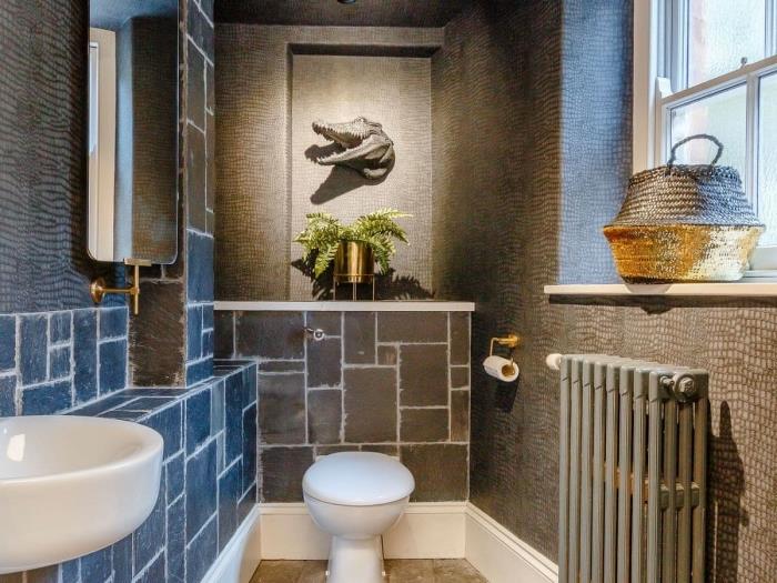 nápad na toaletnú dlažbu, ako obliecť steny na toalete, toaletná dekorácia so sivými stenami s modrou stenou