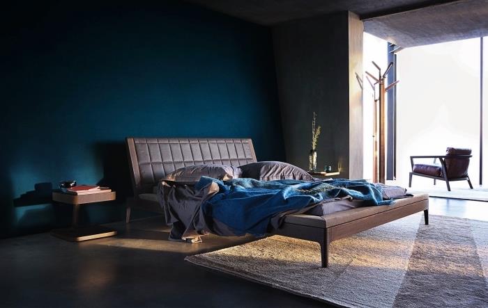 moderné trendy nápady na spanie vo farbe, výzdoba spálne s polnočnými modrými stenami s betónovou efektovou podlahou a tmavým nábytkom