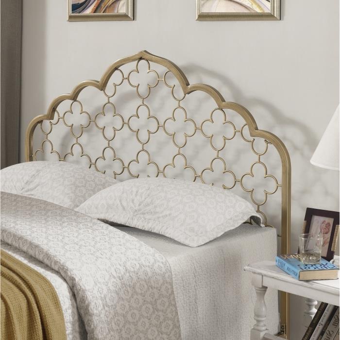 súčasná spálňa s bielymi stenami s nábytkom z bieleho dreva a zlatými akcentmi, originálny nápad s čelom